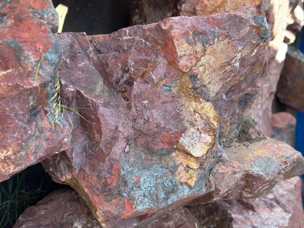 Камни для ландшафтного дизайна красно-фиолетовые 10-60 килограмм купить в Нытве