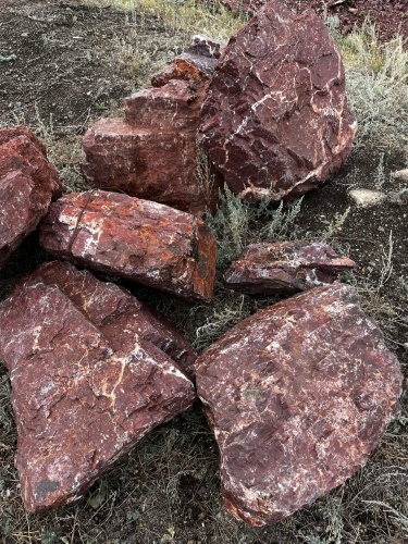 Ландшафтные глыбы красно-фиолетовые 200-1000 килограмм купить в Нытве