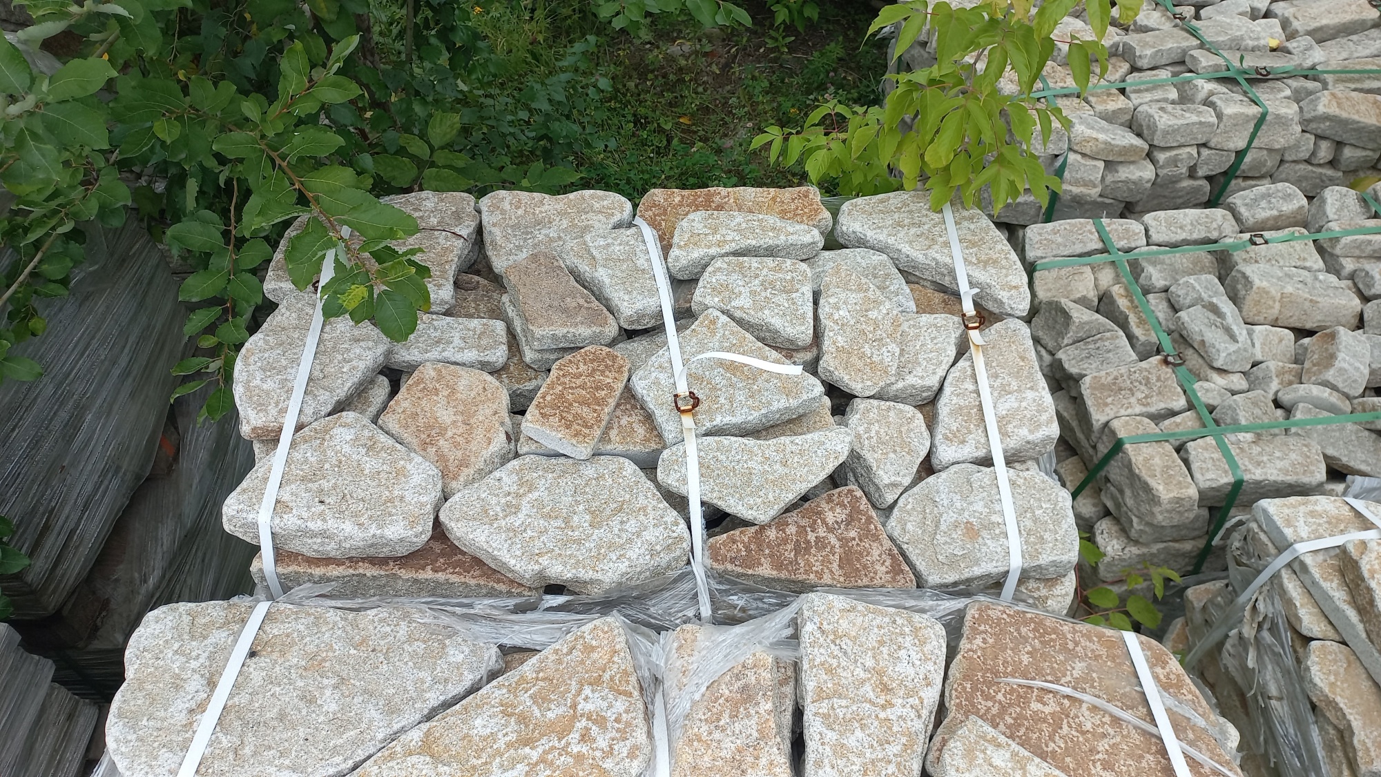 Плитняк галтованный гранитный для ландшафтного дизайна купить в Нытве