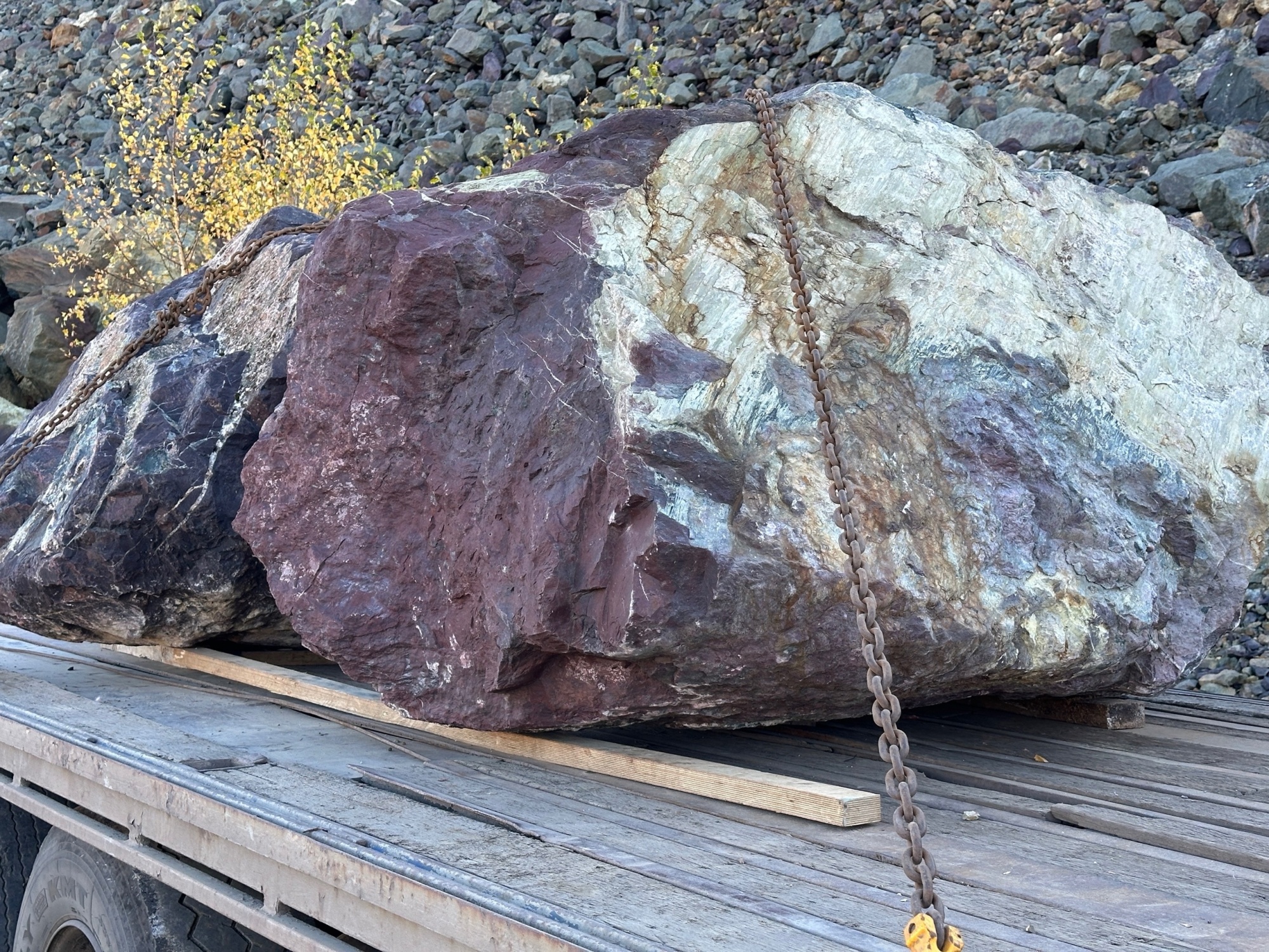 Огромные красно-фиолетовые валуны для ландшафтного дизайна весом более 5 тонн купить в Нытве