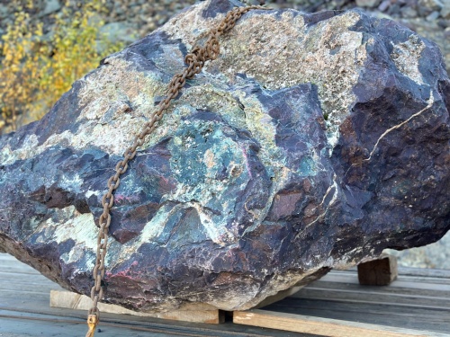 Огромные красно-фиолетовые валуны для ландшафтного дизайна весом более 5 тонн купить в Нытве