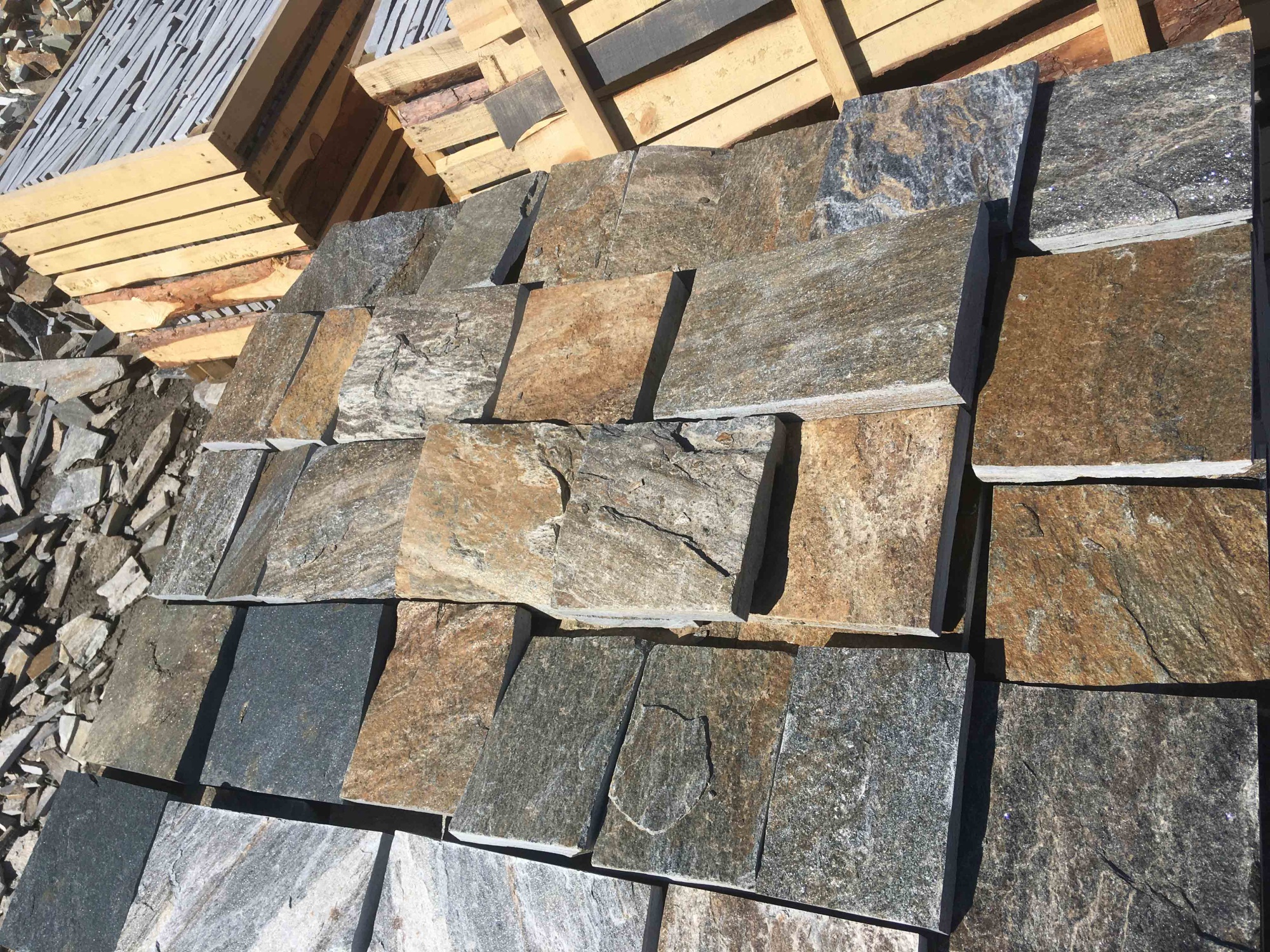 Плитка пилёная златолит Уральский для цоколя, отмостки купить в Нытве