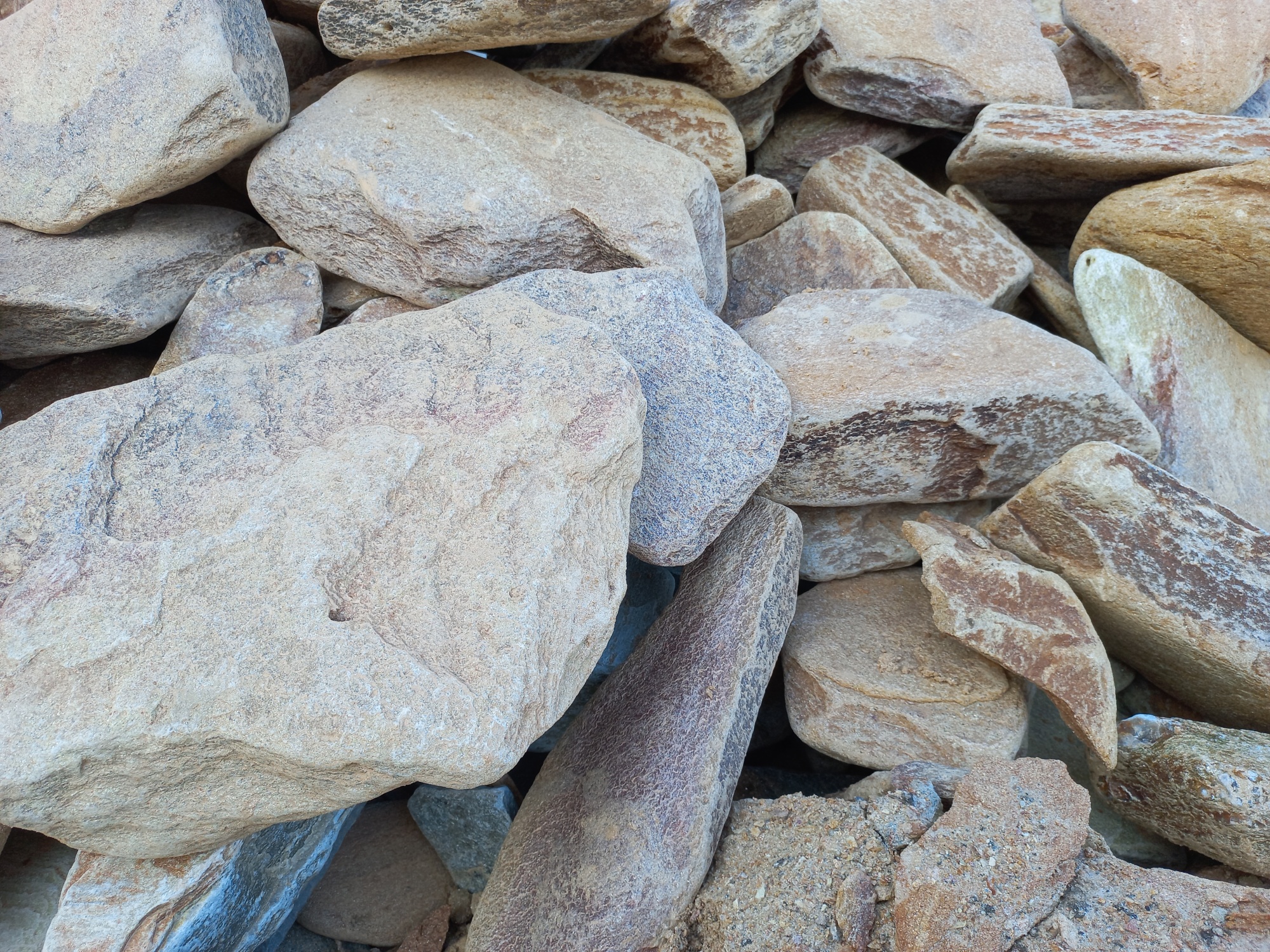 Златолит жёлтый, жёлто-зелёный глыбки и валуны для ланшафтного дизайна купить в Нытве