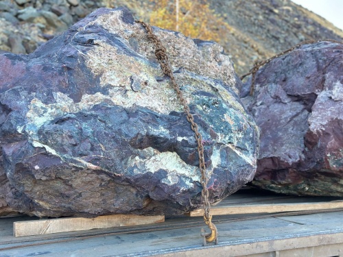 Огромные красно-фиолетовые валуны для ландшафтного дизайна весом более 5 тонн купить в Нытве