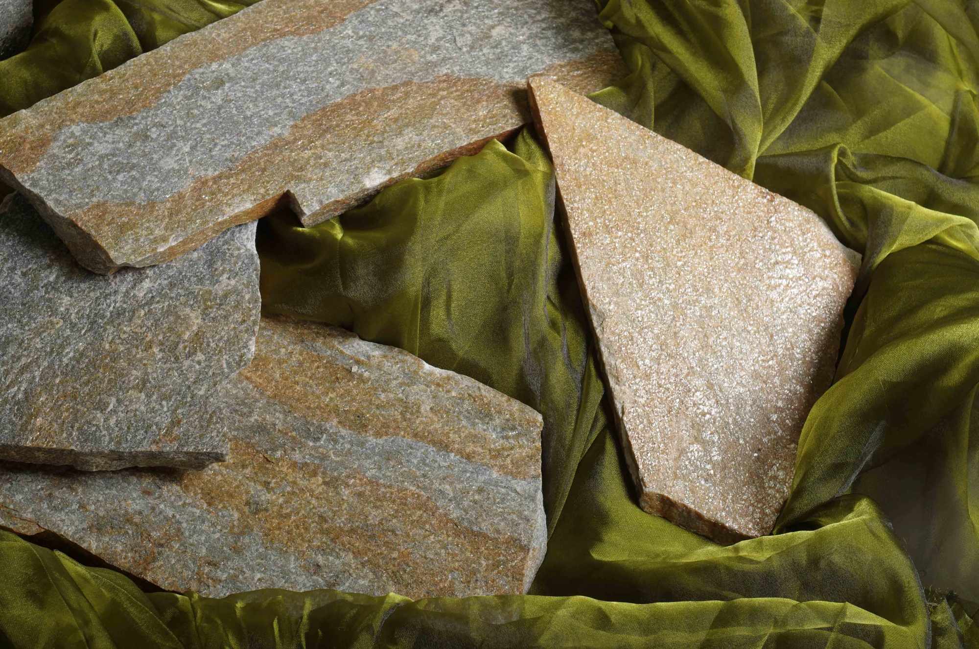 Плитняк златолит Уральский для цоколя, отмостки купить в Нытве